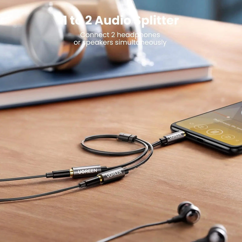 UGREEN AV123 10532 splitter sharing audio from one phone to two headphones